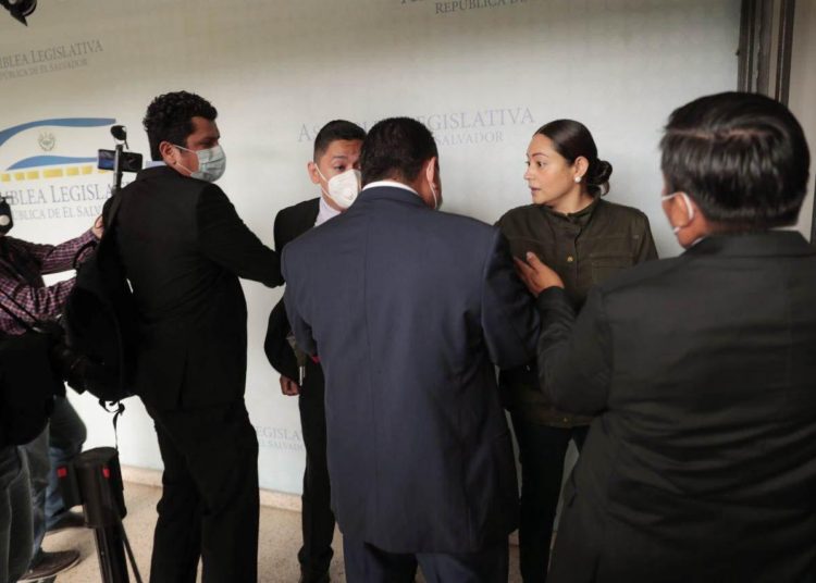 Junta Directiva de la Asamblea impide el ingreso de la Secretaria de Comunicaciones al Salón Azul, durante interpelación de Merino Monroy