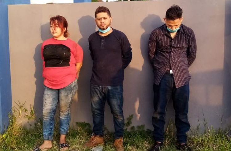 Detienen en flagrancia a 3 sujetos acusados de robo a mano armada en San Vicente