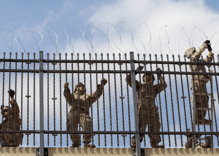 EE.UU. incrementa seguridad en muro fronterizo con alambre de púas