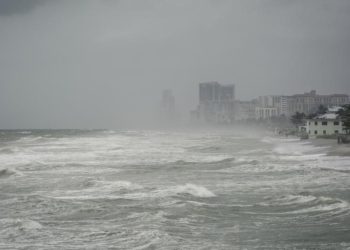 Tormenta «Isaías» gana fuerza mientras avanza lento por la costa este de EE.UU.