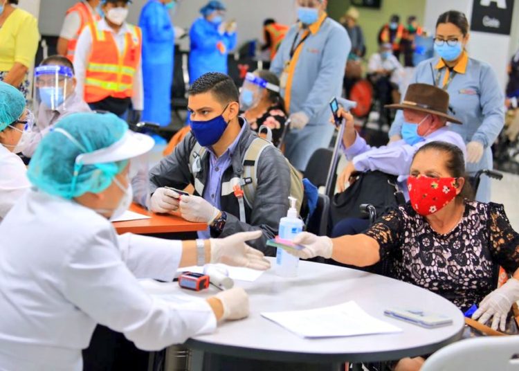 Arriban al país 148 salvadoreños procedentes de los Estados Unidos