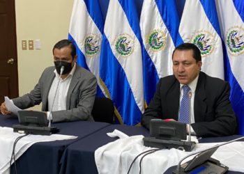 Zelaya entrega a Mario Ponce la asignación presupuestaria del préstamo con el BID por $250 millones