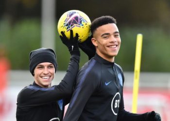 Separan a dos jugadores de la selección de Inglaterra por llevar mujeres a la concentración