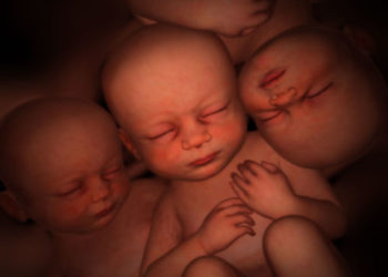 Se entera que está embarazada de cuatrillizos después de adoptar a cuatro niños