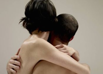 En Canadá recomiendan usar mascarilla y evitar los besos durante las relaciones sexuales para contener el coronavirus