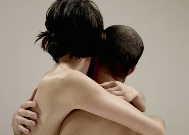 En Canadá recomiendan usar mascarilla y evitar los besos durante las relaciones sexuales para contener el coronavirus