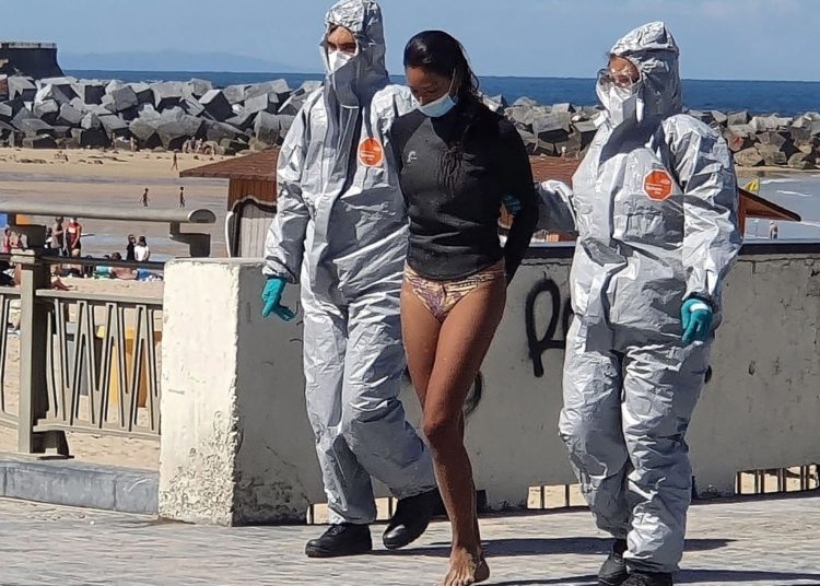 Detienen a una mujer en España por hacer surf estando infectada de coronoravirus