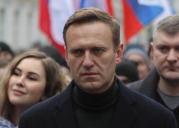 Opositor ruso Navalny ha salido del coma inducido, anuncian médicos que lo atienden