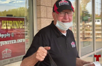 (VIDEO) Un repartidor de pizza de 89 años recibe una propina de 12.000 dólares de su «Familia TikTok»