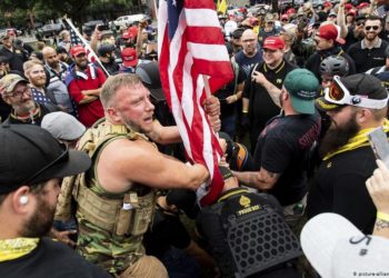 FBI preocupado por choques violentos entre grupos extremistas antes de elecciones en EE.UU.