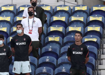 (VIDEO) Recriminan a Cristiano Ronaldo por no usar mascarilla en la grada durante un partido de Portugal