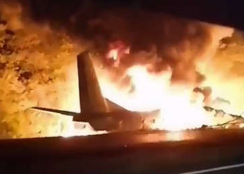Sube a 26 el número de muertos al estrellarse un avión militar en Ucrania