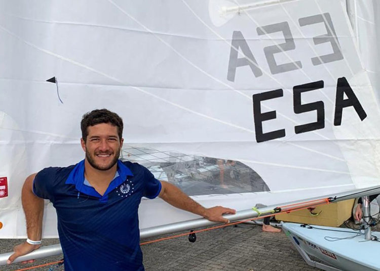 El salvadoreño Arathoon marcha entre los cinco primeros del campeonato holandés de vela