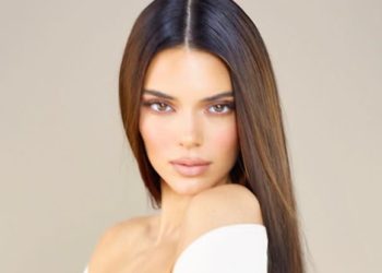 Kendall Jenner fascina en pantalones de cuero bota ancha y top asimétrico tie dye