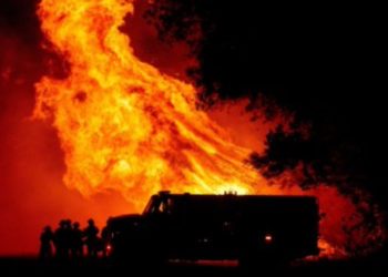 Filma su evacuación de una zona de Oregón arrasada por incendios forestales y el video parece una cinta de ciencia ficción