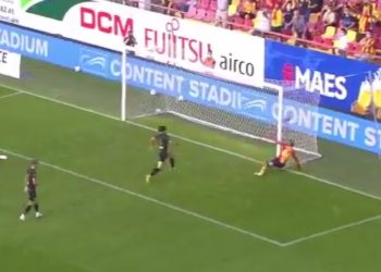 (VIDEO) Ocurrió en la liga de Bélgica, un jugador tenía todo el arco vacío pero se trabó y erró el gol