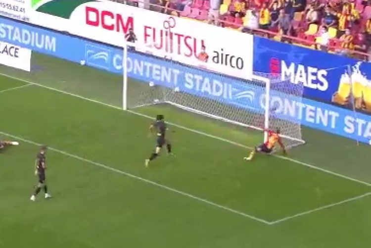 (VIDEO) Ocurrió en la liga de Bélgica, un jugador tenía todo el arco vacío pero se trabó y erró el gol