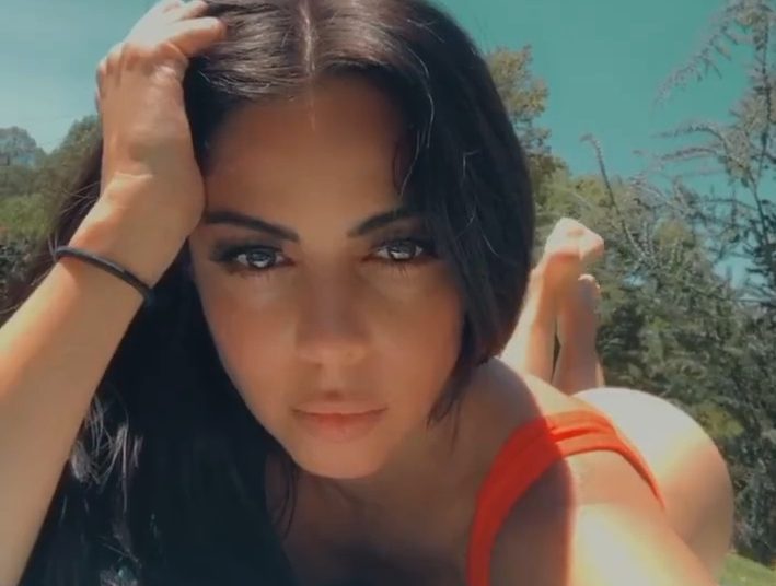 Jimena Sánchez demuestra su felicidad por el arranque la NFL al portar un jersey de Raiders