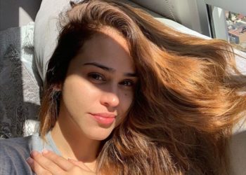 Yanet García con solo un sombrero presume de su belleza