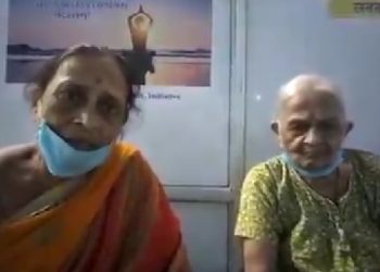 Una mujer de 106 años enseña su certificado de alta médica tras derrotar al covid-19