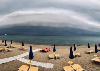 Una gigantesca nube ‘tsunami’ se cierne sobre una playa de Italia