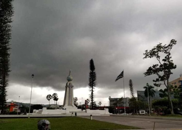 Chubascos y tormentas dispersas de moderadas a fuertes para este lunes