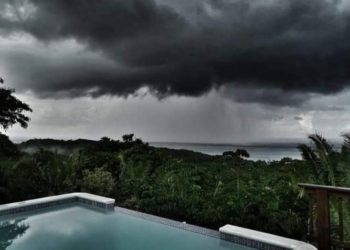 (VIDEO) La tormenta tropical «Nana» comenzó a azotar con fuertes lluvias en Honduras