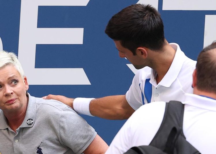 (VIDEO) Novak Djokovic fue descalificado del US Open por haberle pegado un pelotazo a una jueza de línea