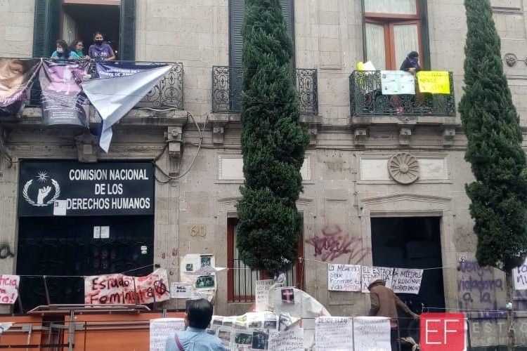 Feministas invaden la Comisión Nacional de Derechos Humanos de México y López Obrador las «regaña»