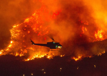 Los incendios en California quemaron más de 800.000 hectáreas y el humo obstaculiza el rescate de decenas de personas