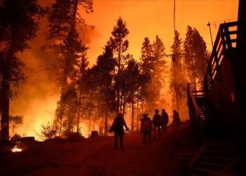 (VIDEO) Cientos de personas fueron evacuadas en helicópteros de áreas afectadas por los incendios forestales en California