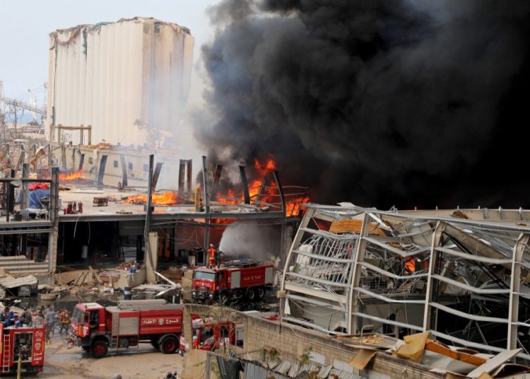 (VIDEOS) El puerto de Beirut sufre un incendio un mes después de la explosión que destruyó media ciudad