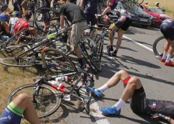 Más de 30 ciclistas protagonizaron un multitudinario accidente en una carrera de Bélgica