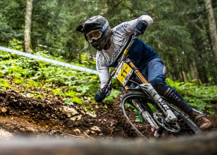 La ciclista Mariana Salazar sufre accidente y se pierde la temporada de downhill en Francia