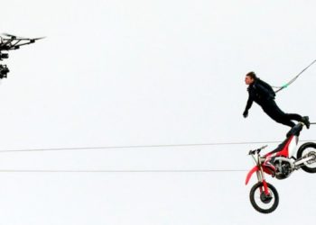 El impactante video de Tom Cruise saltando al vacío en una moto en el rodaje de “Misión imposible 7”