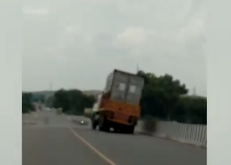 (VIDEO) Vuelca un camión y motociclistas se salvan de milagro de ser aplastados