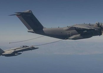 (VIDEO) Cazas estadounidenses F/A-18 se reabastecen en vuelo durante una tormenta eléctrica