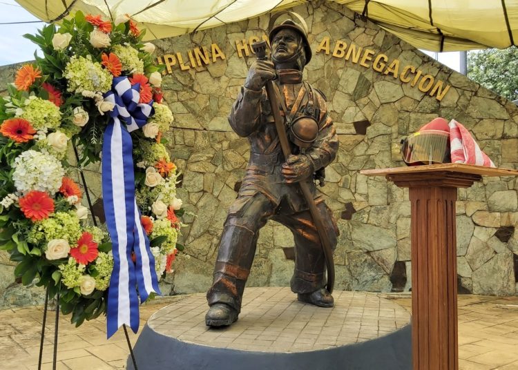 El Salvador rinde tributo a bomberos fallecidos el fatídico 11S en ataque a Torres Gemelas