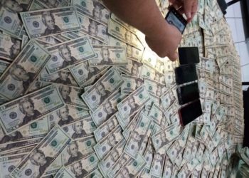 Los capturan cuando intentaban sacar fajos de billetes por punto ciego en Ahuachapán