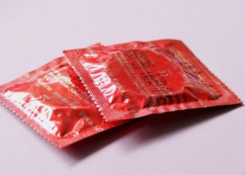 (VIDEO) Confiscan más de 320.000 preservativos usados que serían reempaquetados y puestos a la venta en Vietnam