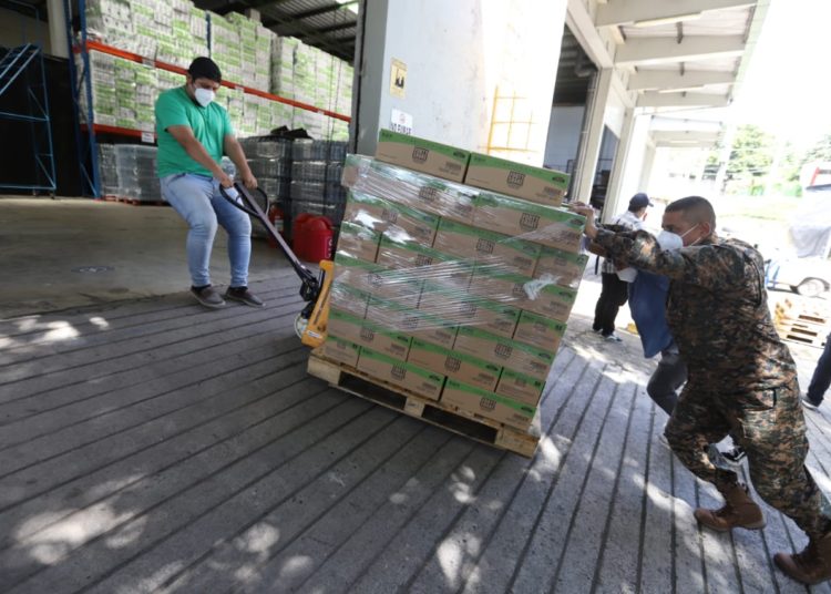 Gobierno recibe donativo de alimentos de Melher El Salvador para el ISRI y Hospital Bloom
