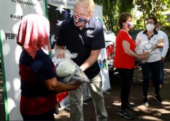 Embajador Johnson entrega paquetes de alimentos a personas afectadas por tormentas Amanda y Cristóbal