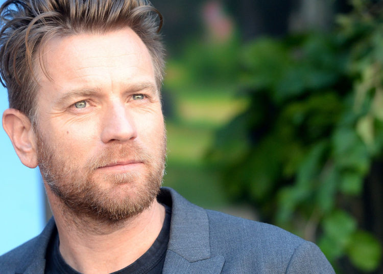 Ewan McGregor saca sus mejores pasos bailando cumbia