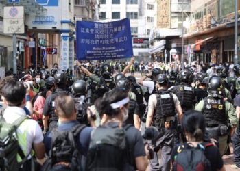 (VIDEO) Al menos 90 detenidos en Hong Kong en protesta contra aplazamiento de elecciones