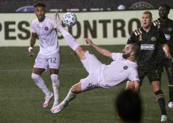 Gonzalo Higuaín tuvo un mal debut en la MLS con penal errado y una pelea con los rivales que se burlaron