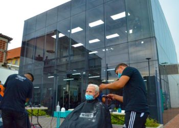 Habitantes de la comunidad Iberia son beneficiados con cortes de pelo gratis