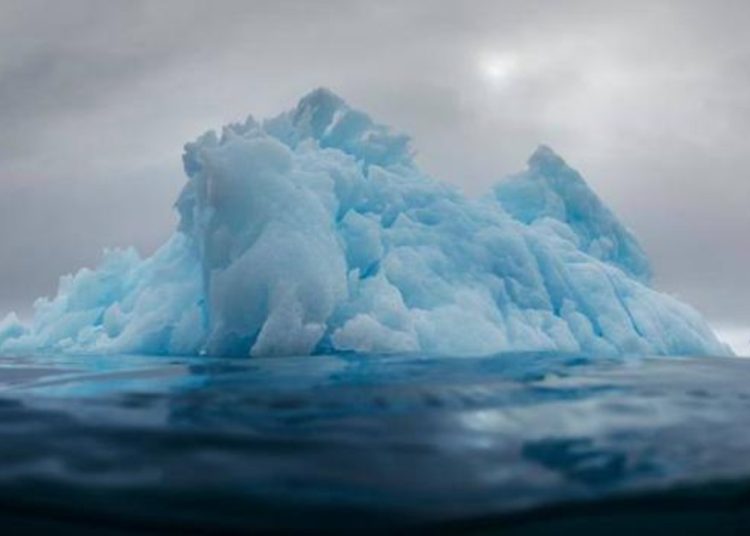 (VIDEO) Un iceberg se vuelca con dos aventureros encima en el océano Ártico