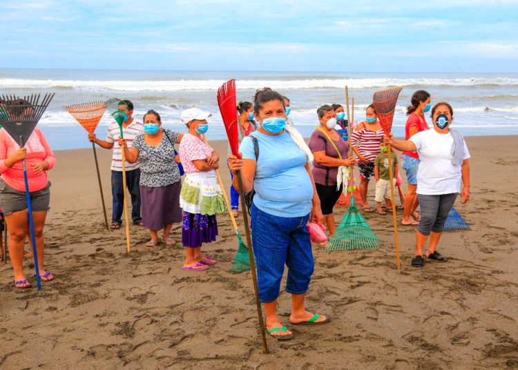 Gobierno y Embajada de la Unión Europea se unen en jornada de limpieza en la costa de Sonsonate