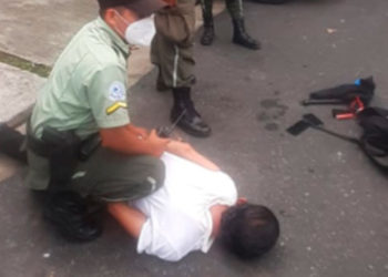 Detienen a sujeto que se subía al transporte colectivo de Santa Tecla a asaltar a usuarios