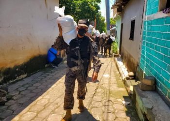 Policías y militares colaboran en entrega de paquetes alimentarios a familias de San Francisco Gotera